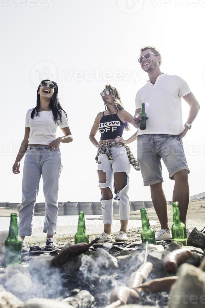 contento amici campeggio festa giocando musica e godendo falò nel natura e lago, foto