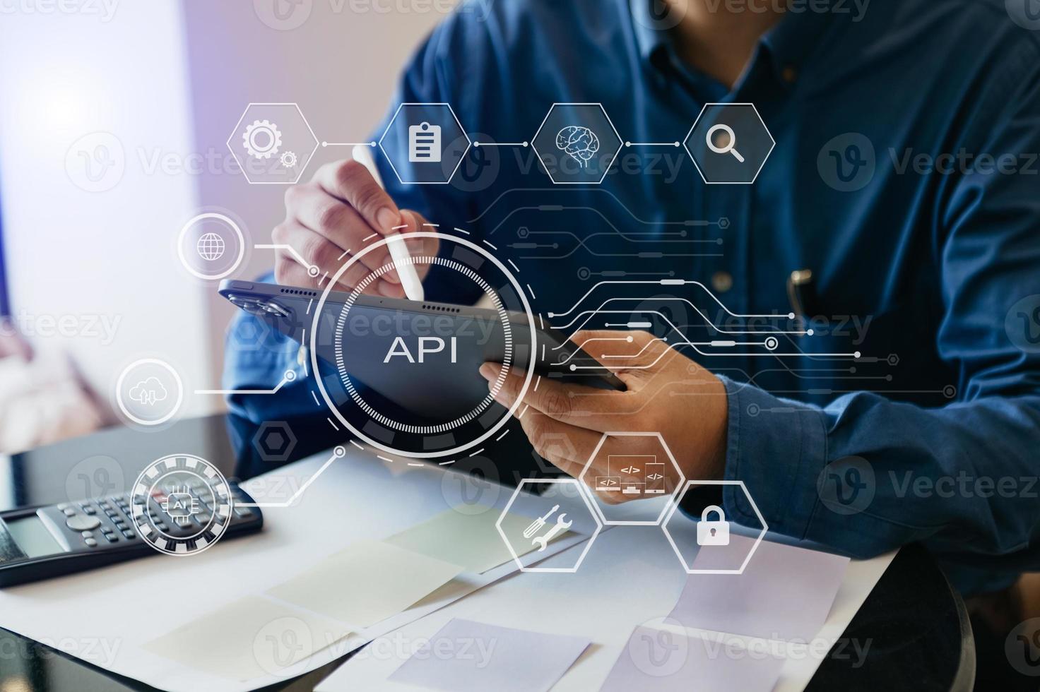 api - applicazione programmazione interfaccia, donna utilizzando computer portatile, tavoletta e smartphone con virtuale schermo api icona Software sviluppo attrezzo, moderno tecnologia foto