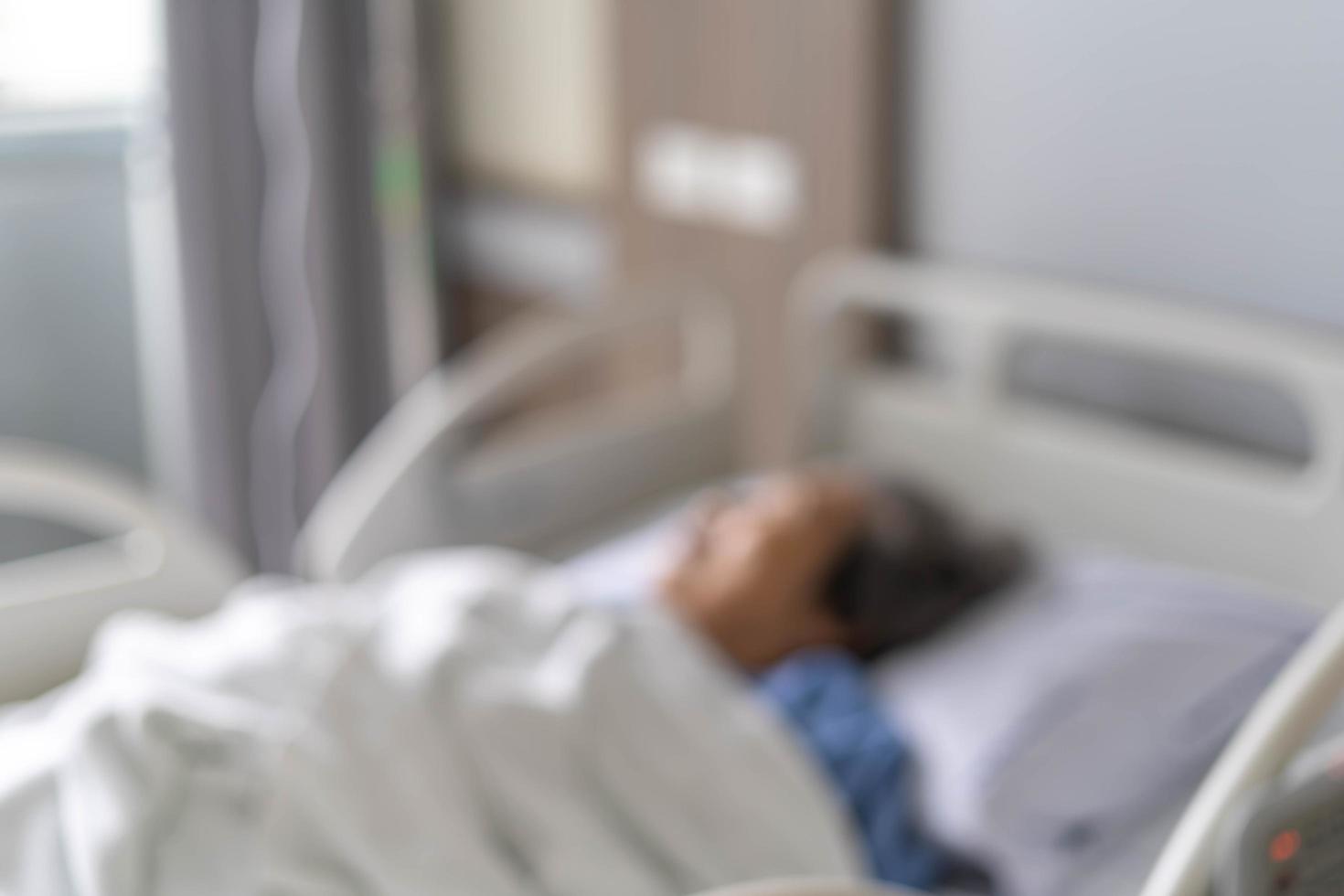 il sfocatura di il malato paziente ottenere trattamento su il letto dentro il ospedale elegante Bellissima. immagine per sfondo. ospedale concetto. foto