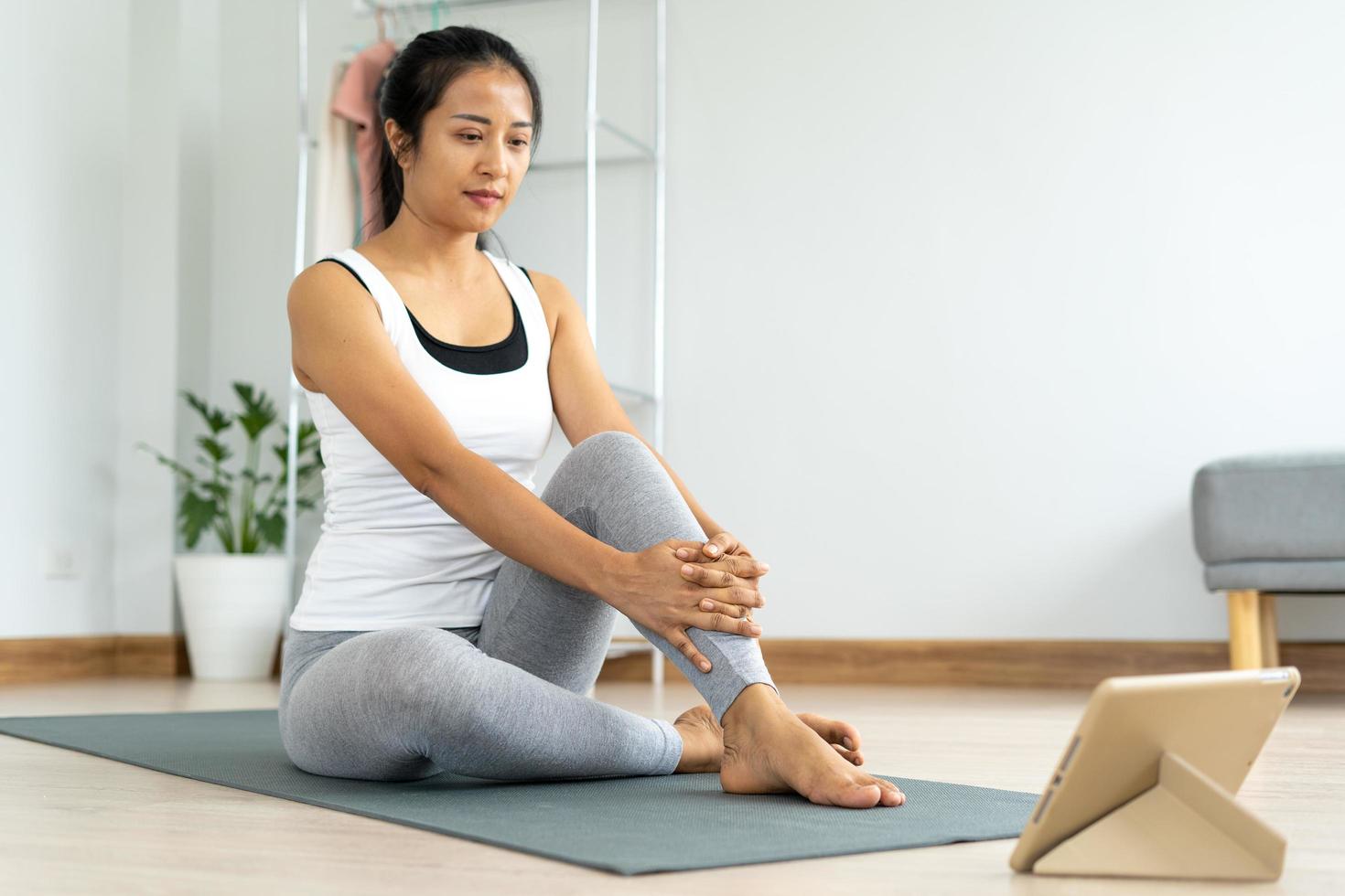 donna praticante meditare su il parco. asiatico donna fare esercizi nel mattina. equilibrio, ricreazione, rilassamento, calma, bene Salute, felice, relax, salutare stile di vita, ridurre fatica, tranquillo, calmo, atteggiamento foto