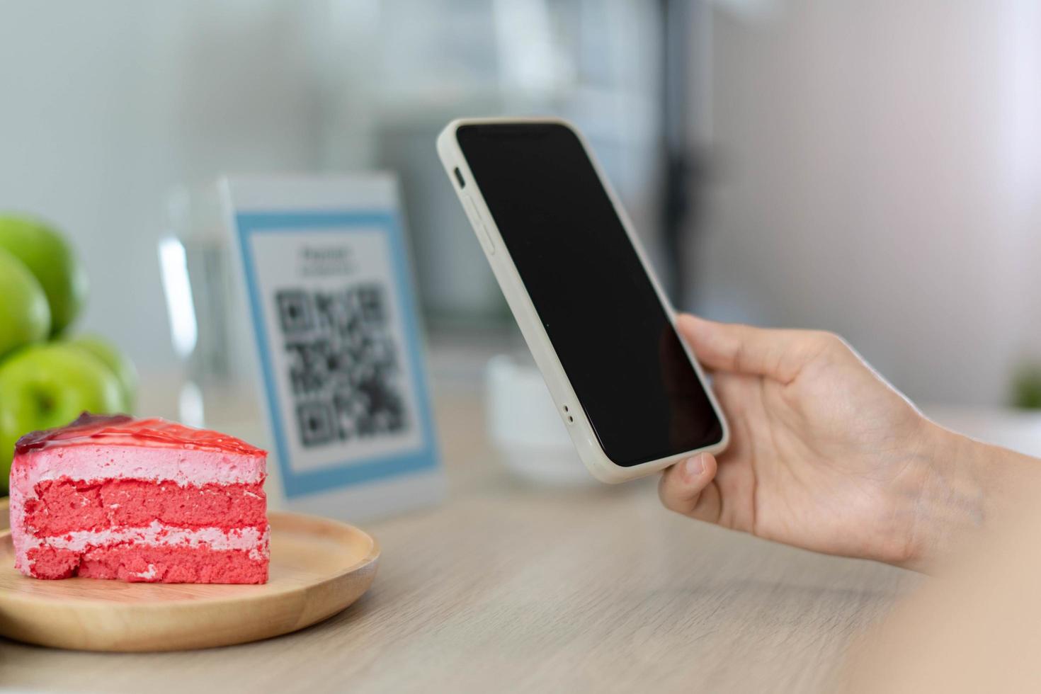 donna uso smartphone per scansione qr codice per pagare nel bar ristorante con un' digitale pagamento senza Contanti. scegliere menù e ordine accumulare sconto. e portafoglio, tecnologia, pagare in linea, credito carta, banca App foto