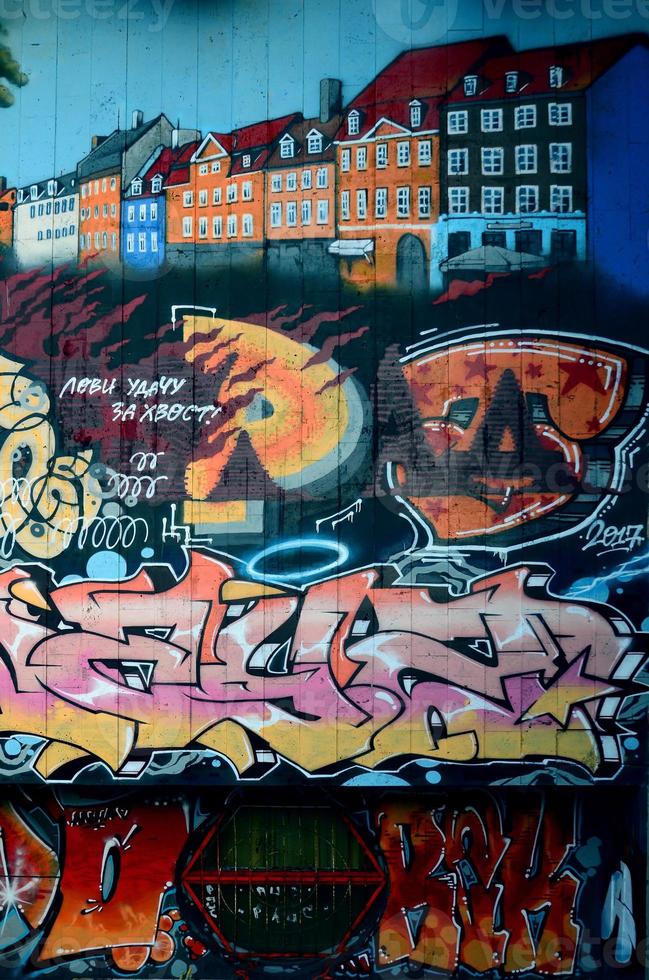 un' frammento di dettagliato graffiti di un' disegno fatto con aerosol vernici su un' parete di calcestruzzo piastrelle. sfondo Immagine di strada arte con il architettura di Venezia foto