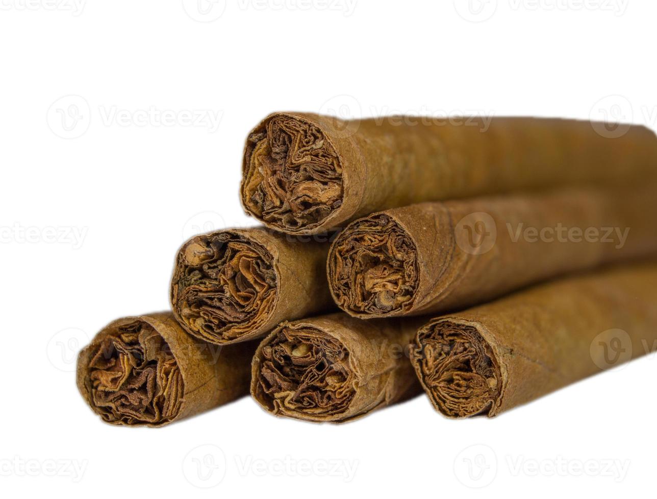 cubano sigaro avvicinamento isolato al di sopra di bianca sfondo foto