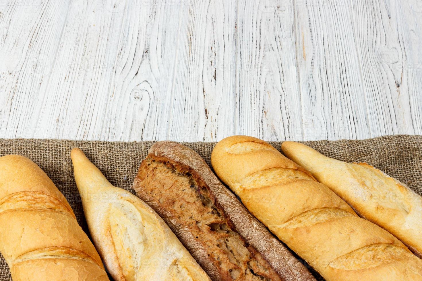 francese baguette su il cucina tavolo. avvicinamento foto