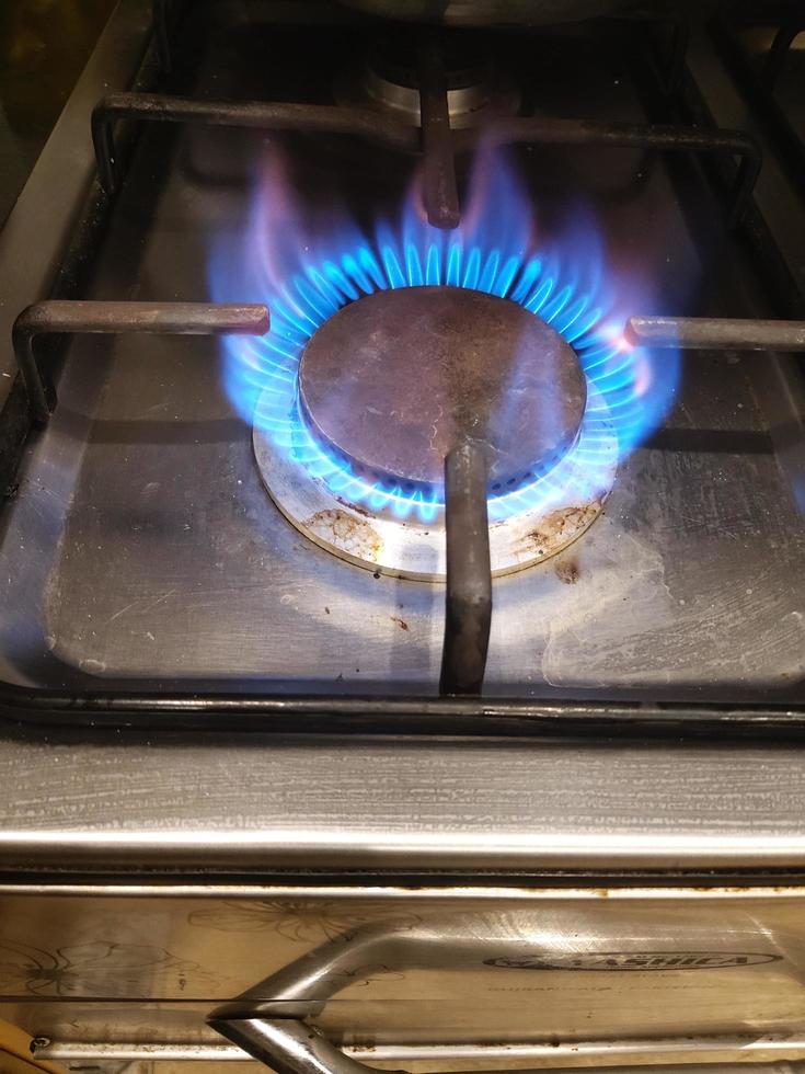 fiamma di un' gas bruciatore su un' fornello foto
