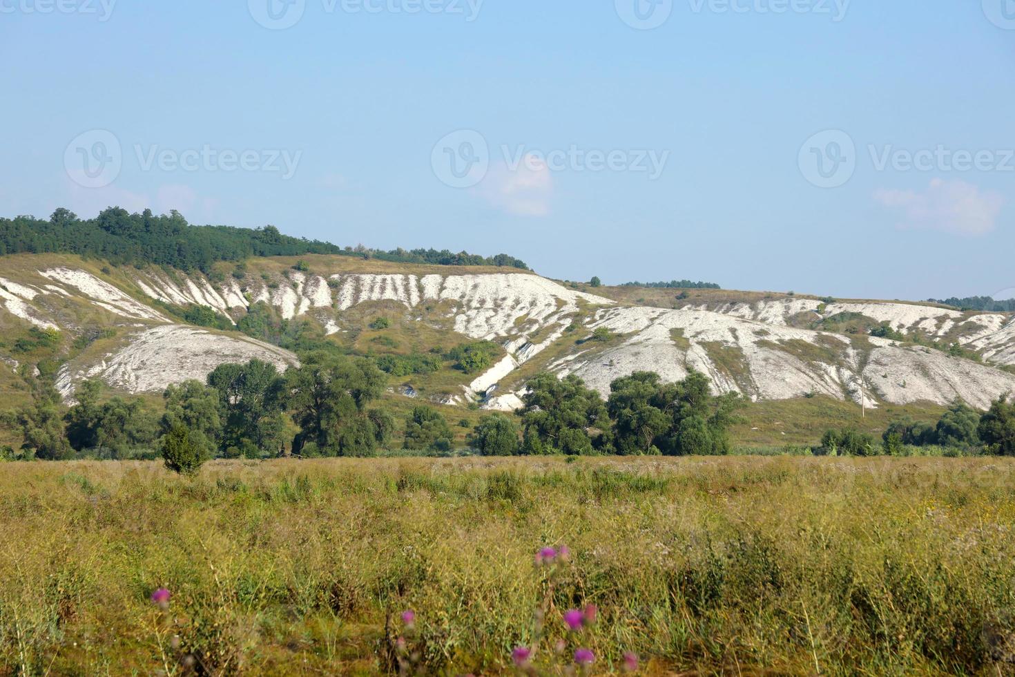 antico multimilionario gesso montagne su il steppa superficie di terra foto