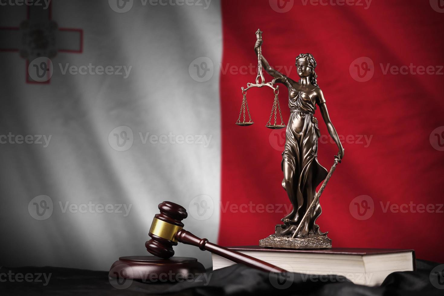 Malta bandiera con statua di signora giustizia, costituzione e giudice martello su nero drappeggio. concetto di giudizio e colpa foto