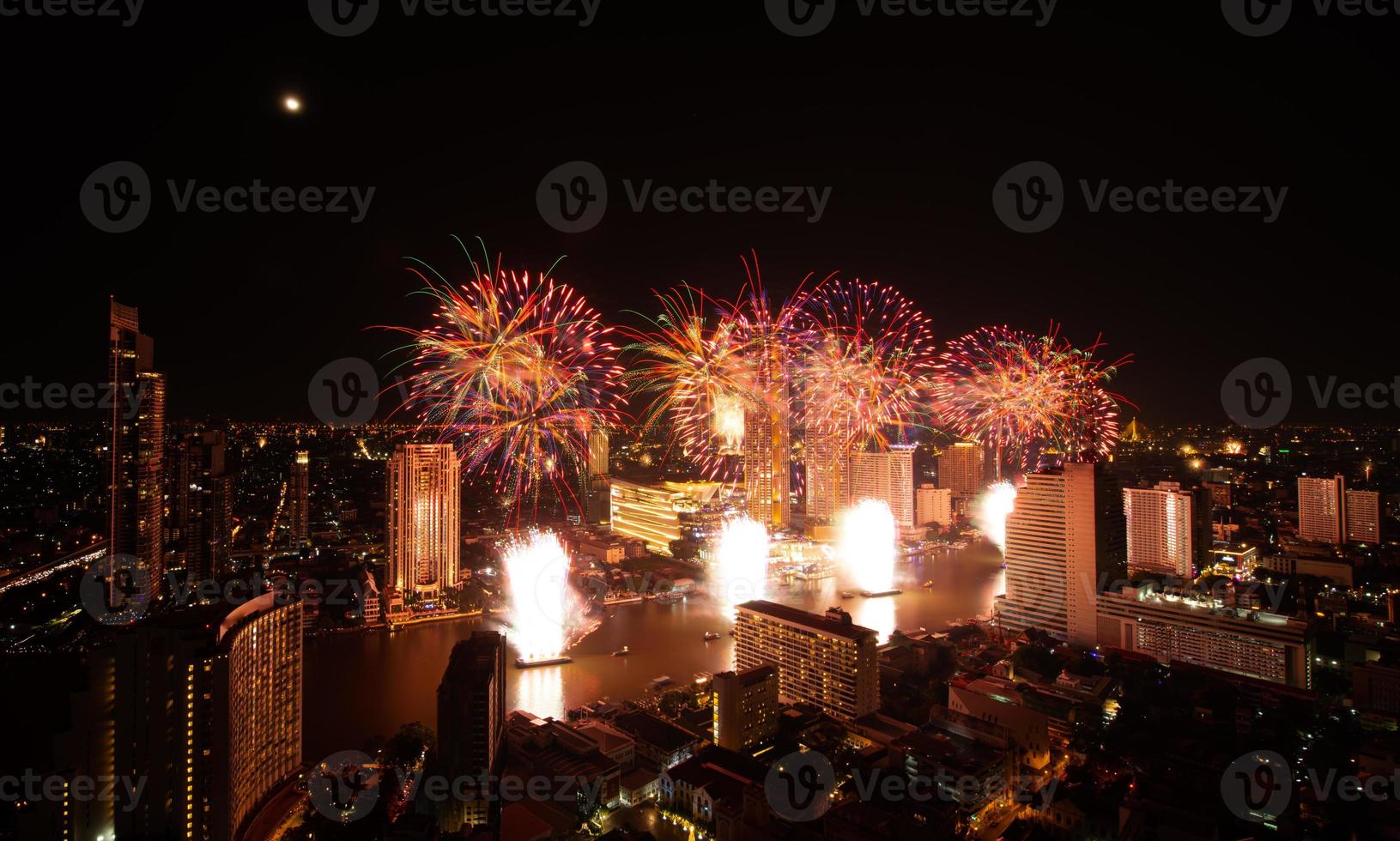 spettacolare fuochi d'artificio Schermo lungo il chao Phraya fiume bangkok, Tailandia foto