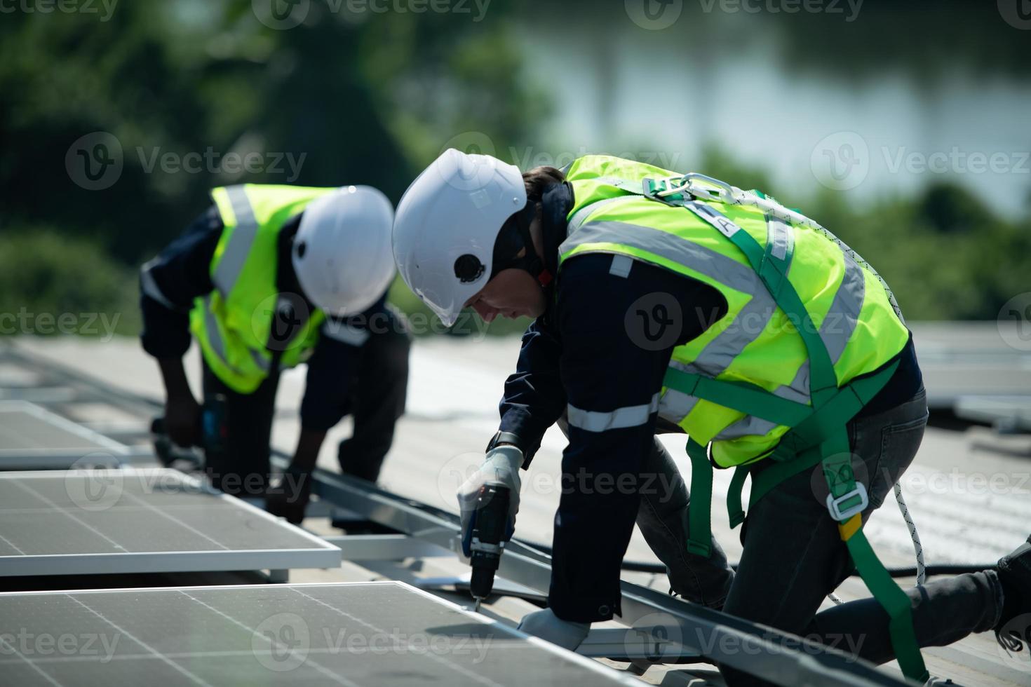 ingegnere nel caricare di solare pannello installazione il installazione di solare energia foto