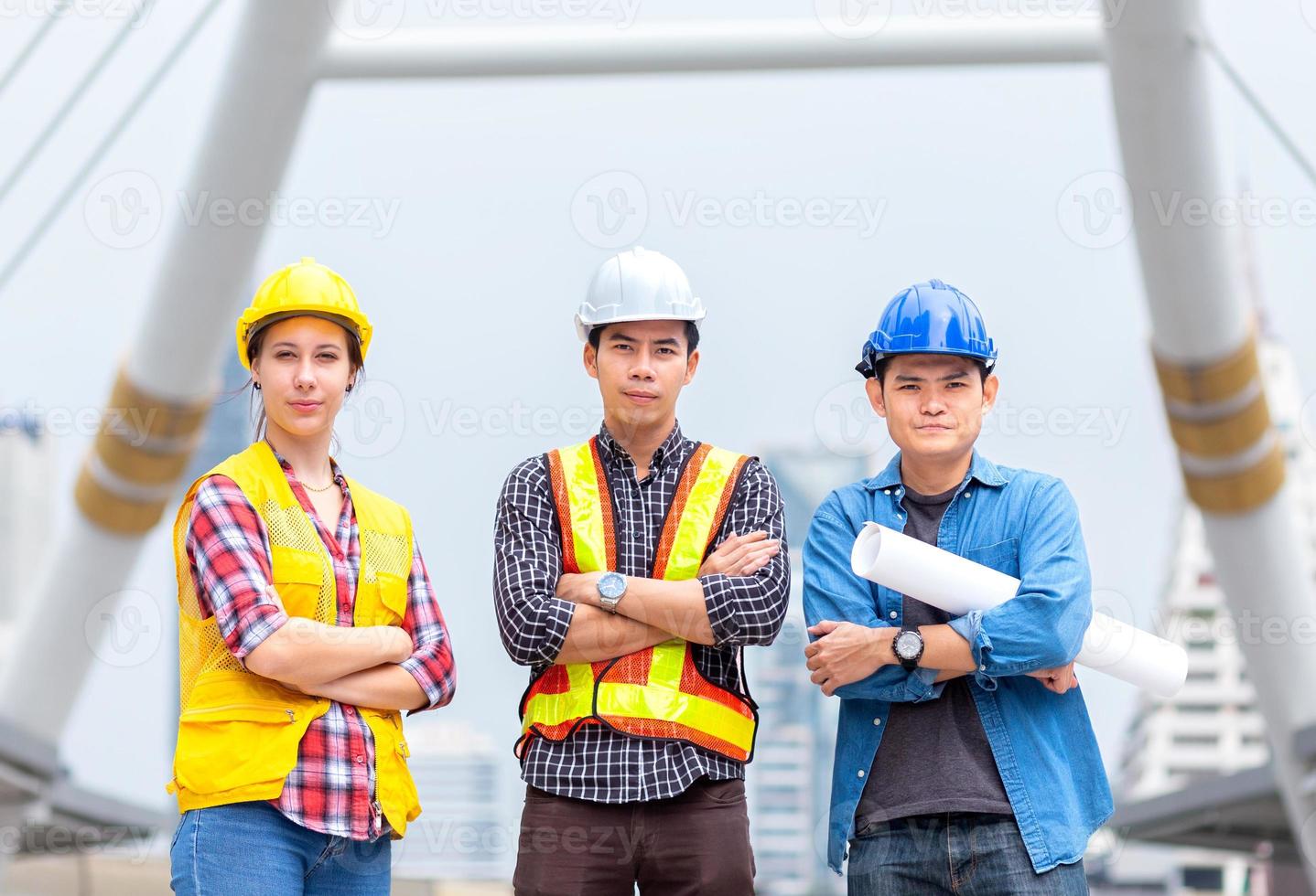 successo femmina e maschio ingegnere discutere e gestire opera insieme con planimetria e indossare sicurezza cappello a tecnologia costruzione luogo foto