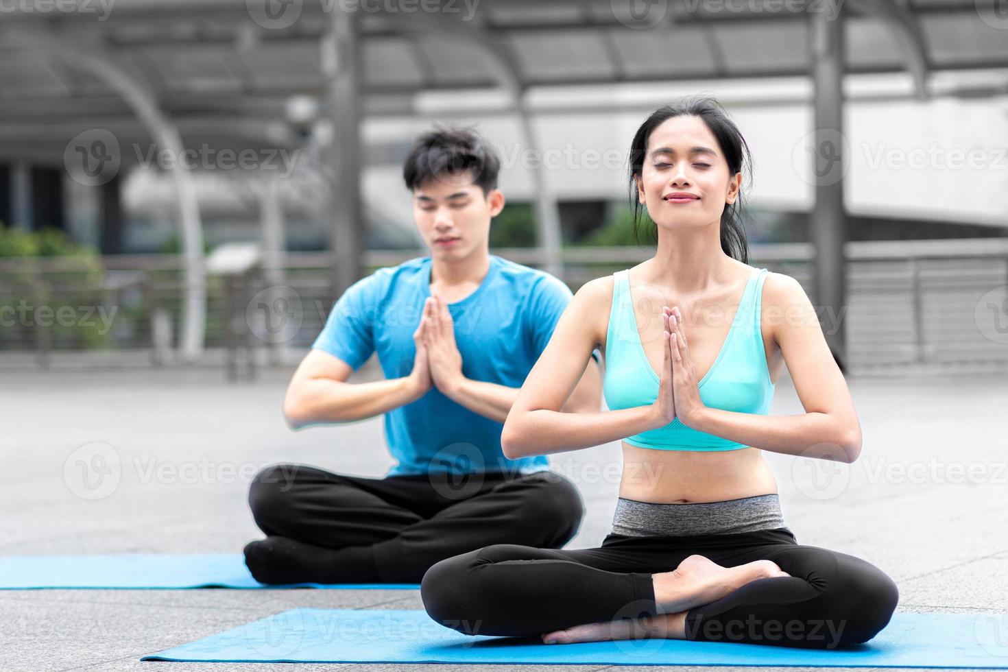 salutare uomo e donna yoga esercizio per rilassare Salute yoga classe sport esercizio insieme con contento momento e equilibrio in forma bidè su yoga stuoia fitness foto