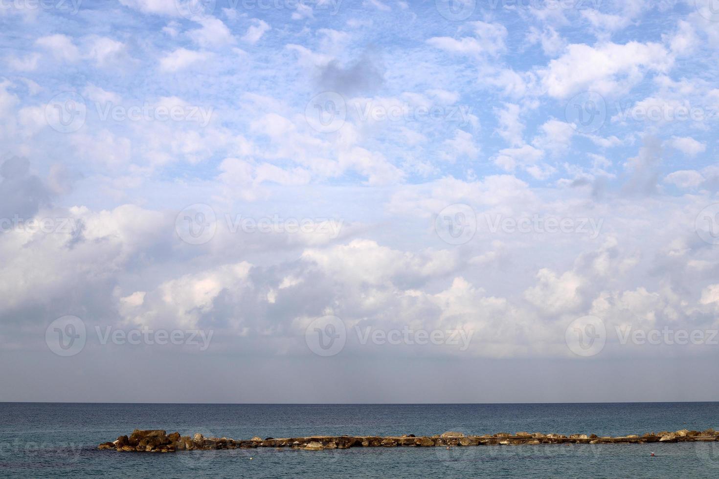 pioggia nuvole nel il cielo al di sopra di il mediterraneo mare nel settentrionale Israele. foto