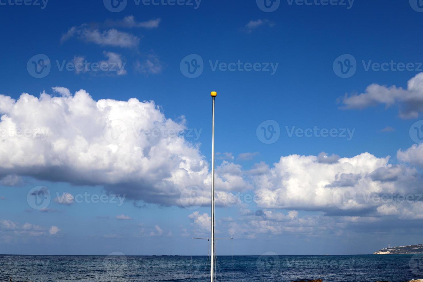 pioggia nuvole nel il cielo al di sopra di il mediterraneo mare nel settentrionale Israele. foto