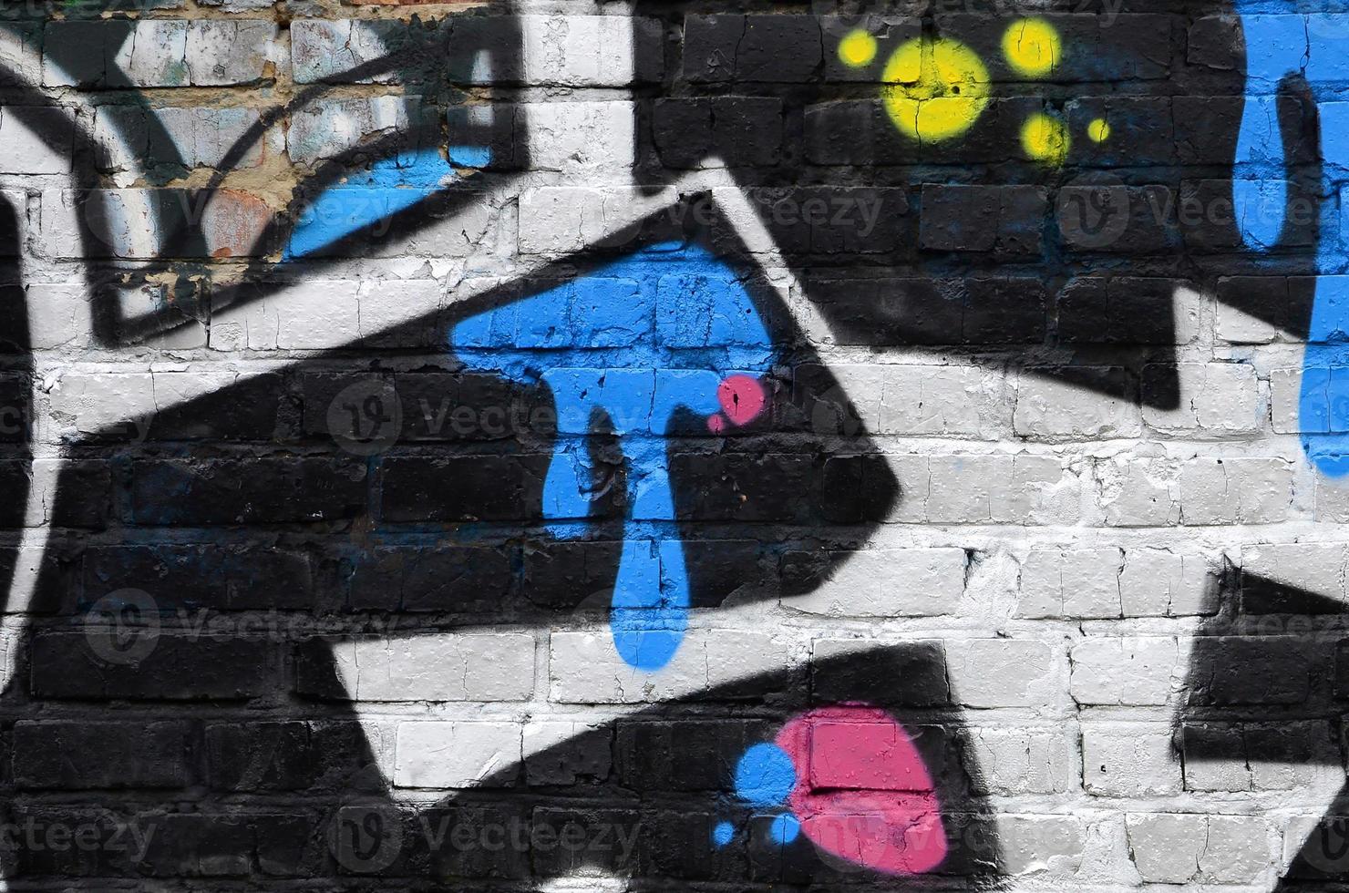 frammento di graffiti disegni. il vecchio parete decorato con dipingere macchie nel il stile di strada arte cultura. colorato sfondo struttura foto