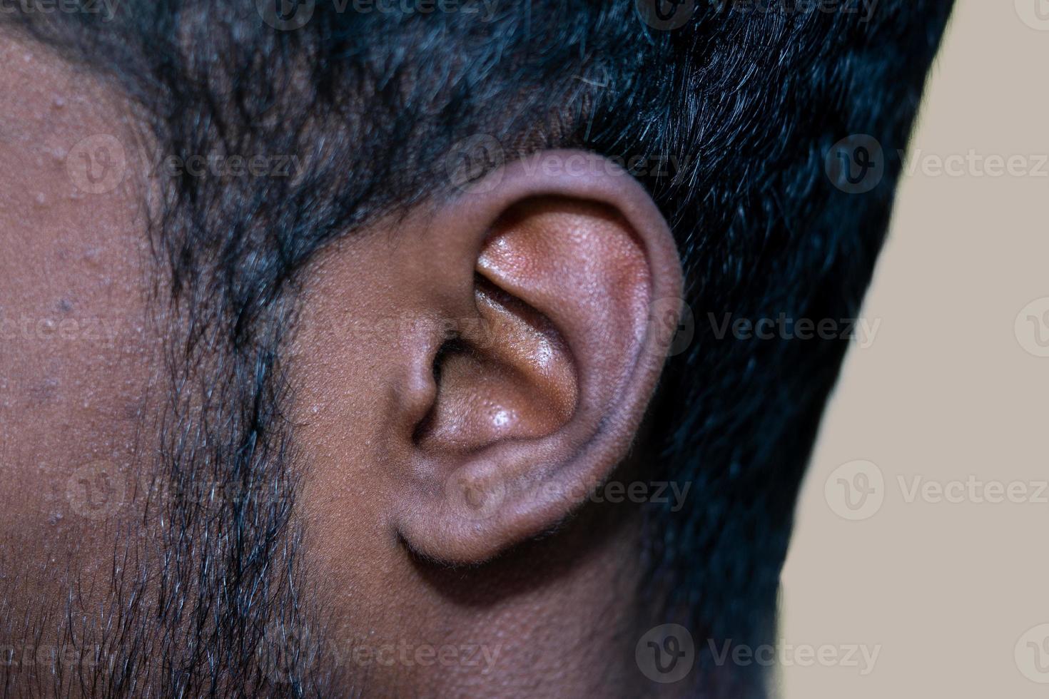 umano orecchio - vicino su di un' dell'uomo orecchio suo corpo parte aiuta per sentire suono onde. foto