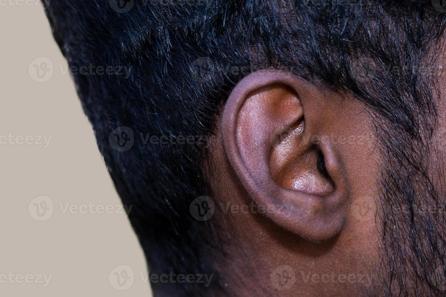 umano orecchio - vicino su di un' dell'uomo orecchio suo corpo parte aiuta per sentire suono onde. foto