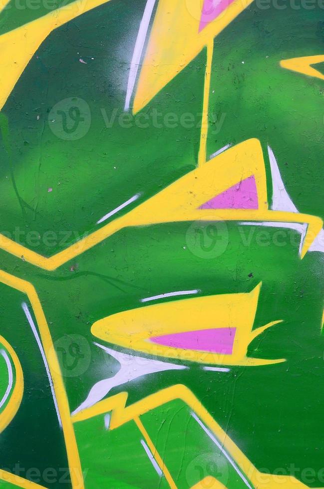 frammento di graffiti disegni. il vecchio parete decorato con dipingere macchie nel il stile di strada arte cultura. colorato sfondo struttura foto