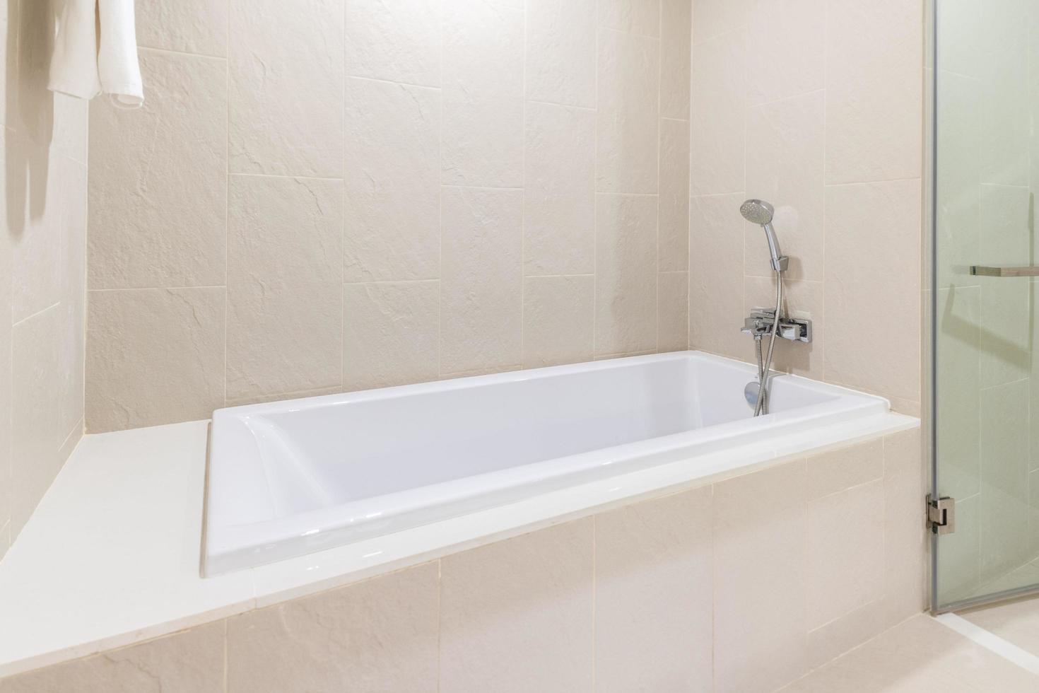 bianca vasca da bagno nel moderno bagno interno design foto