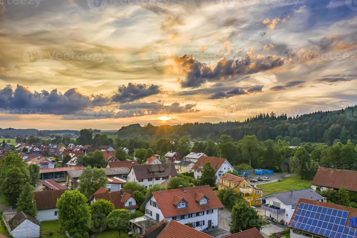 sorprendente colorato tramonto al di sopra di il piccolo villaggio nel Germania foto