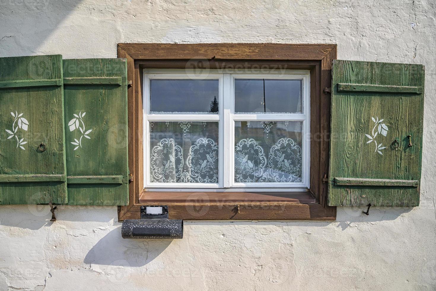 vecchio antico di legno finestra con persiane, le tende e cassetta postale. panoramico originale e colorato Visualizza di antico finestre nel il vecchio città nel Germania. no le persone. davanti Visualizza. vecchio stile stile. foto