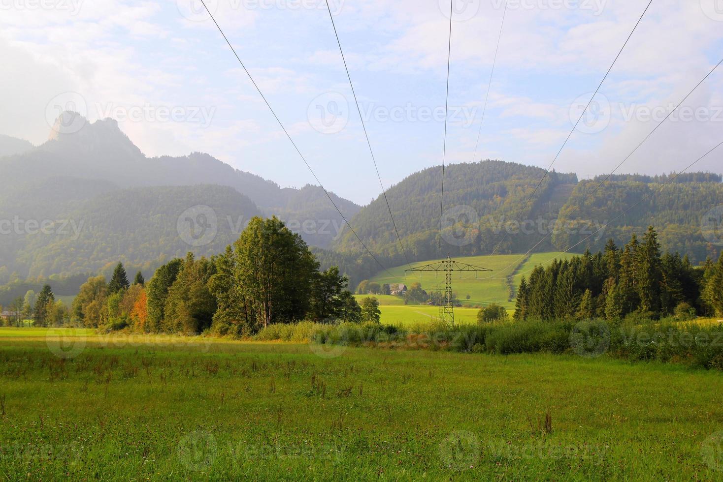 viaggio per sankt-wolfgang, Austria. il Visualizza su il verde prato con il montagne su il sfondo. foto