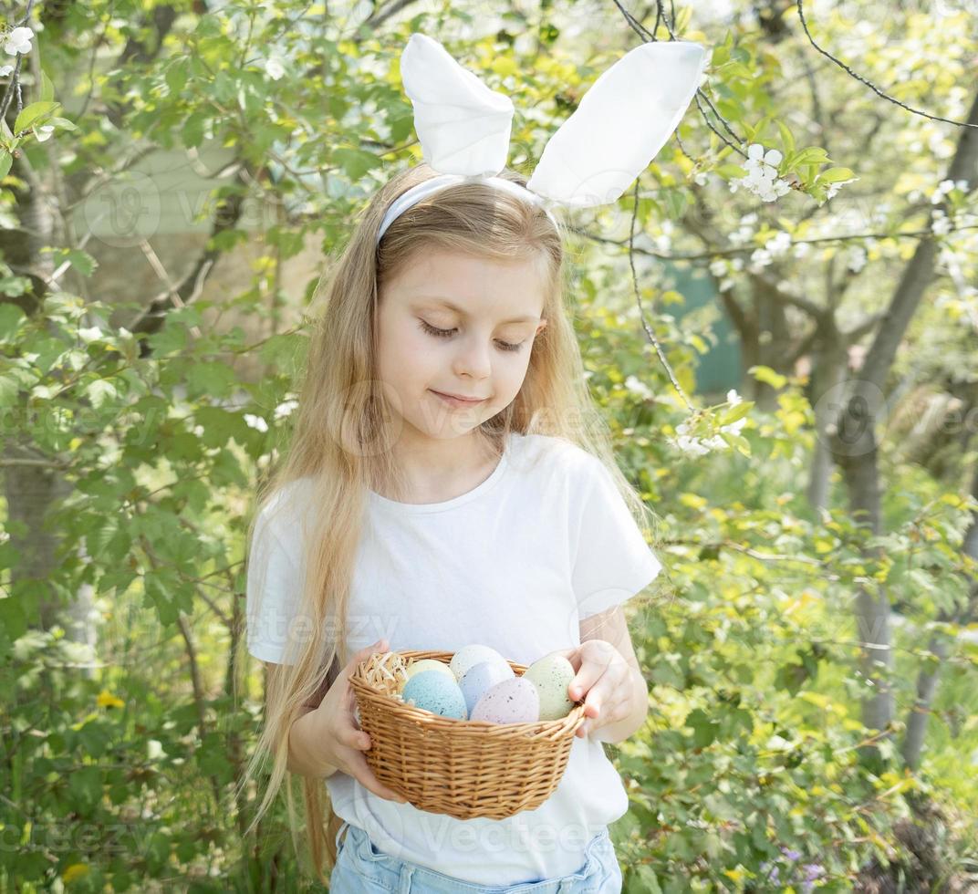 carino poco bambino indossare coniglietto orecchie su Pasqua giorno foto