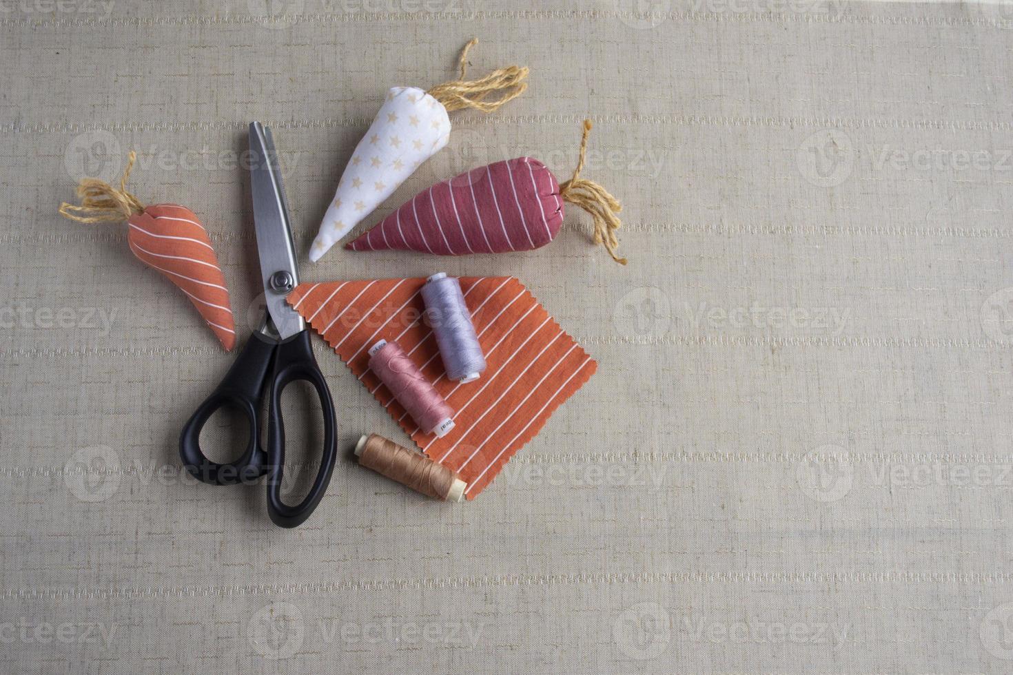 Pasqua ricamo, cucire Strumenti, filo, forbici, tessuto carote, arredamento per decorazione il Casa per Pasqua. spazio per testo. foto