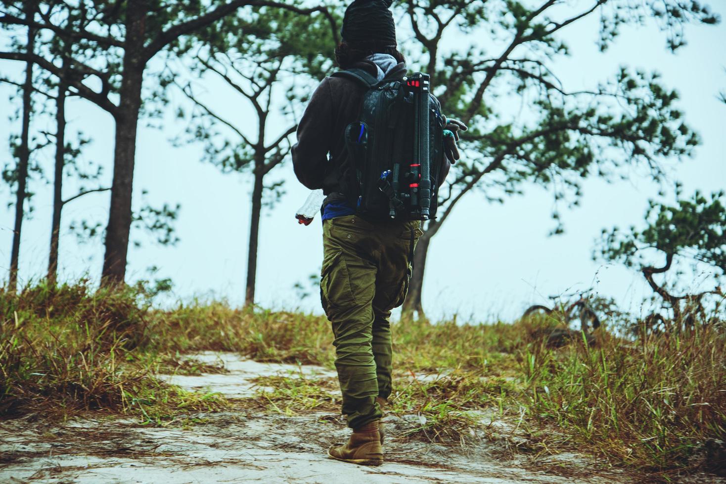 asiatico uomo viaggio fotografia natura. viaggio relax. camminare su il sentiero. natura studia nel il giungla. Tailandia foto