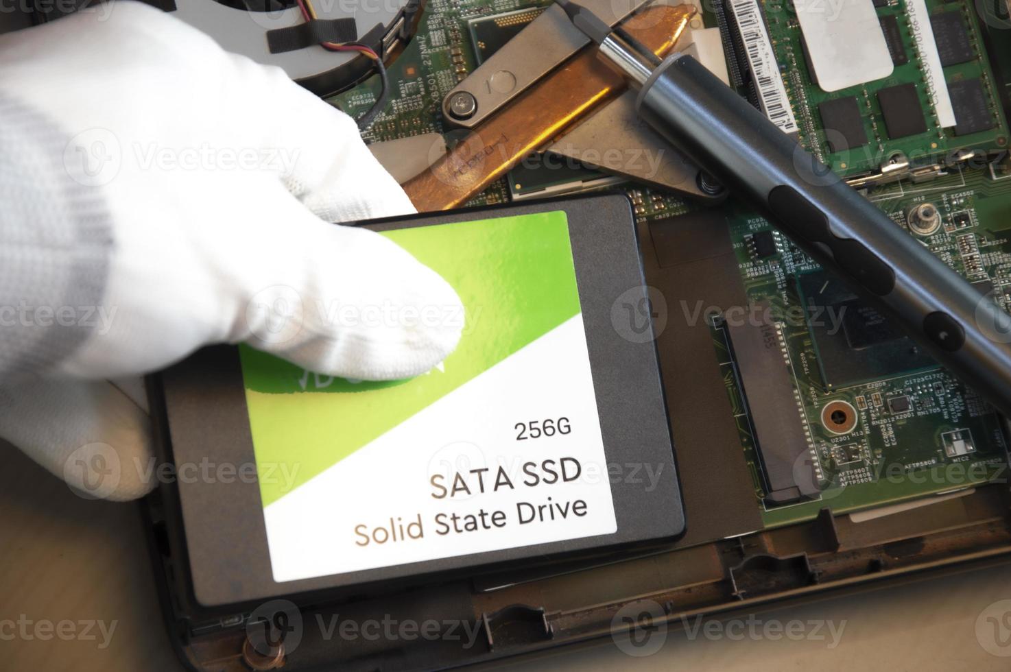 tecnico installazione ssd guidare nel vecchio computer, aggiornamento computer foto