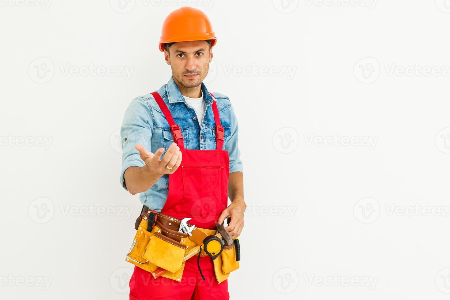 ritratto di allegro giovane lavoratore indossare elmetto protettivo al di sopra di bianca sfondo foto