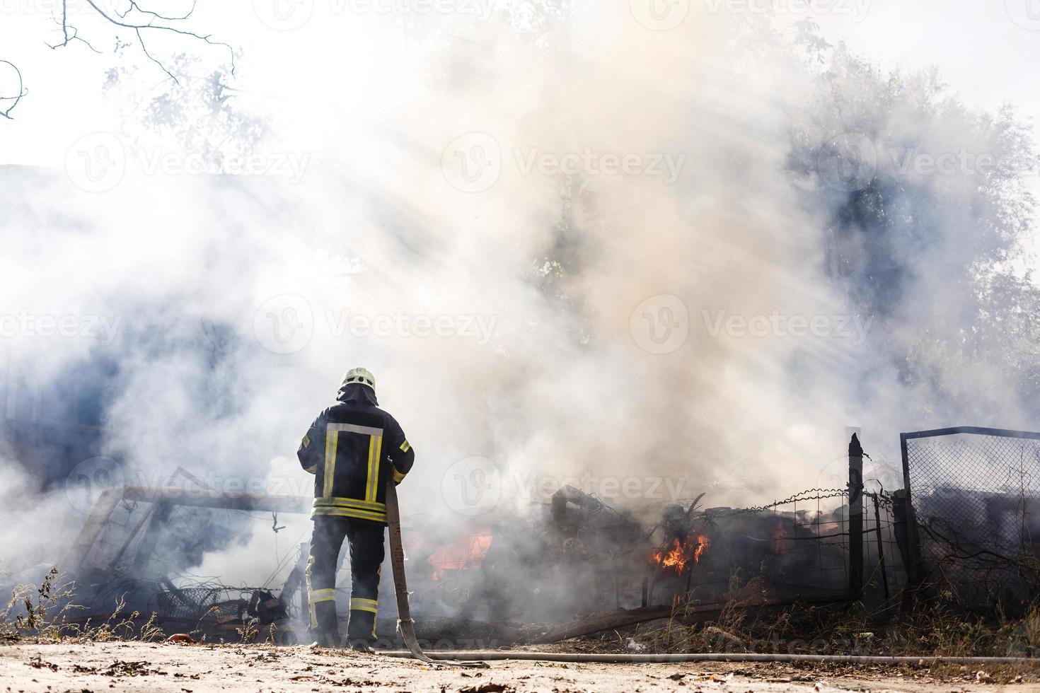 i vigili del fuoco estinguere un incendio nella foresta da inondazioni d'acqua foto