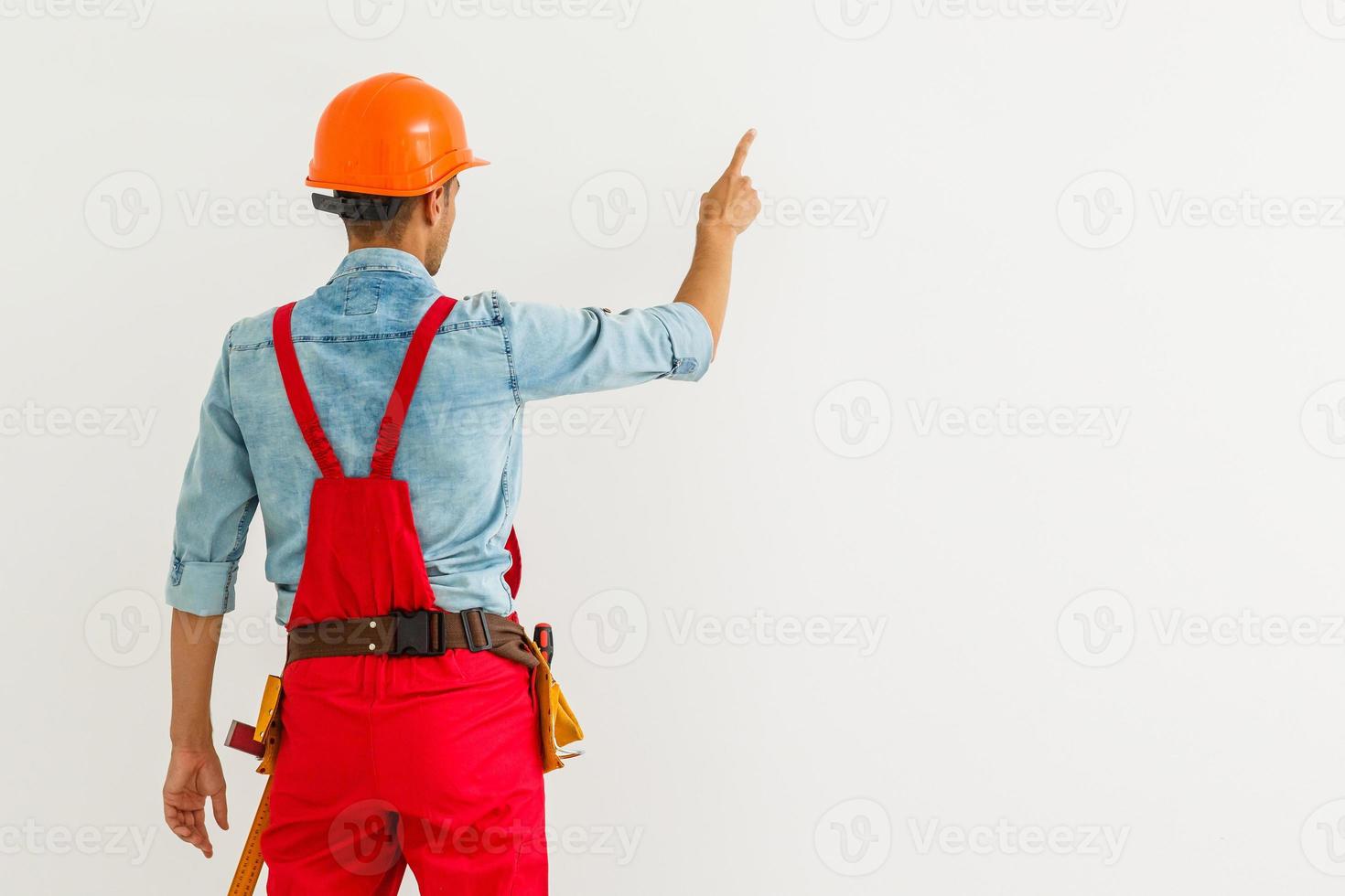 professione, costruzione e edificio - contento sorridente maschio lavoratore o costruttore nel casco al di sopra di bianca sfondo. foto