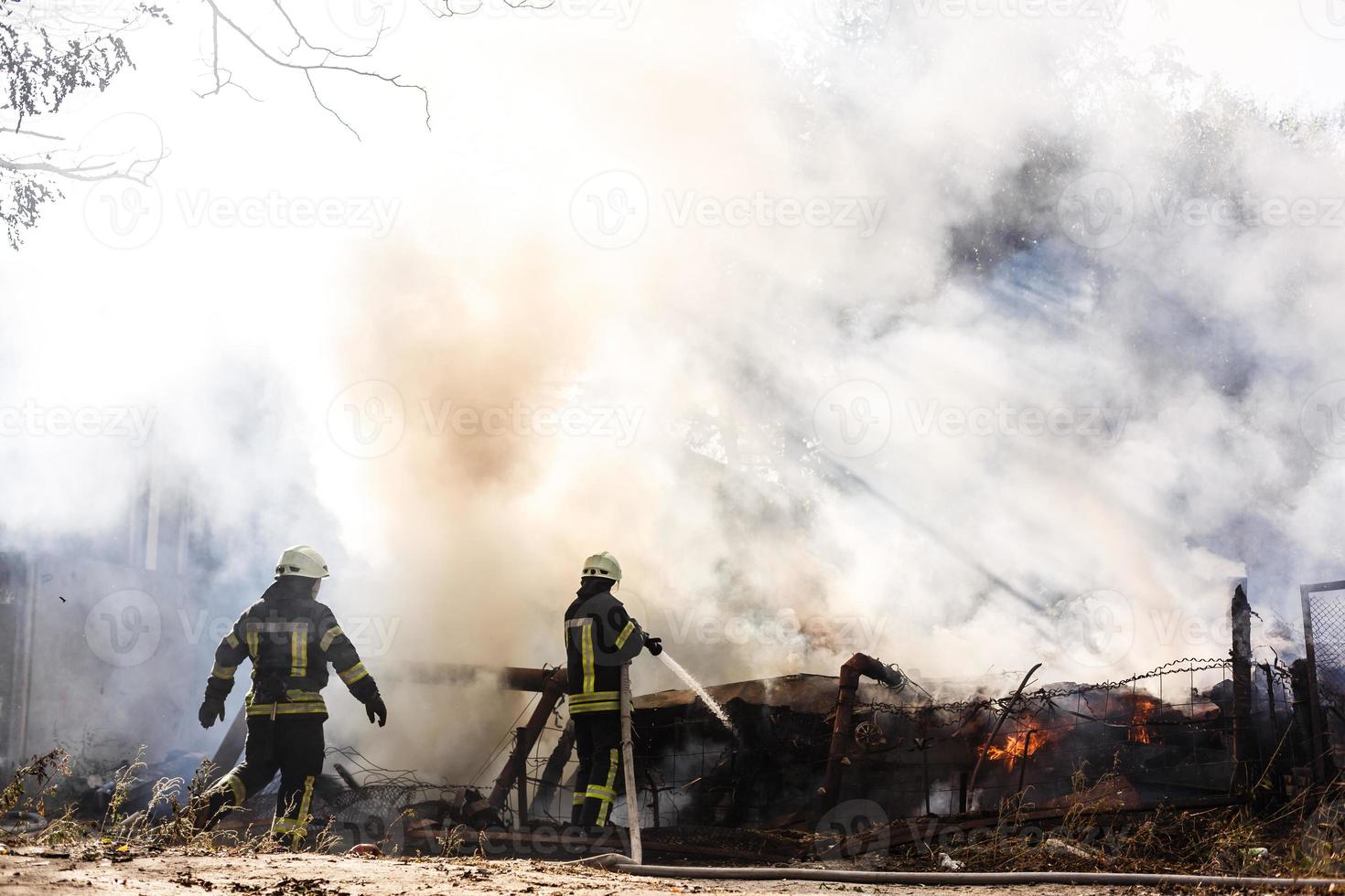 i vigili del fuoco nel azione, fuoco idranti foto