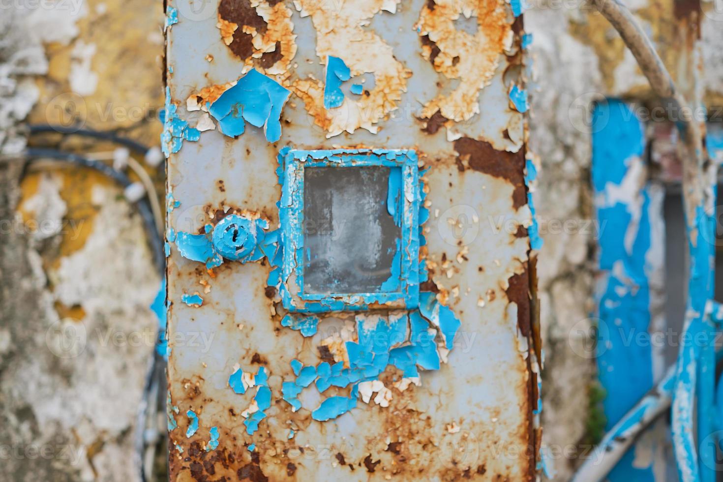 strati di vecchio dipingere sbucciare via il parete di un' Casa, selettivo messa a fuoco, idee per un' sfondo o sfondo, rinnovamento di vecchio case foto