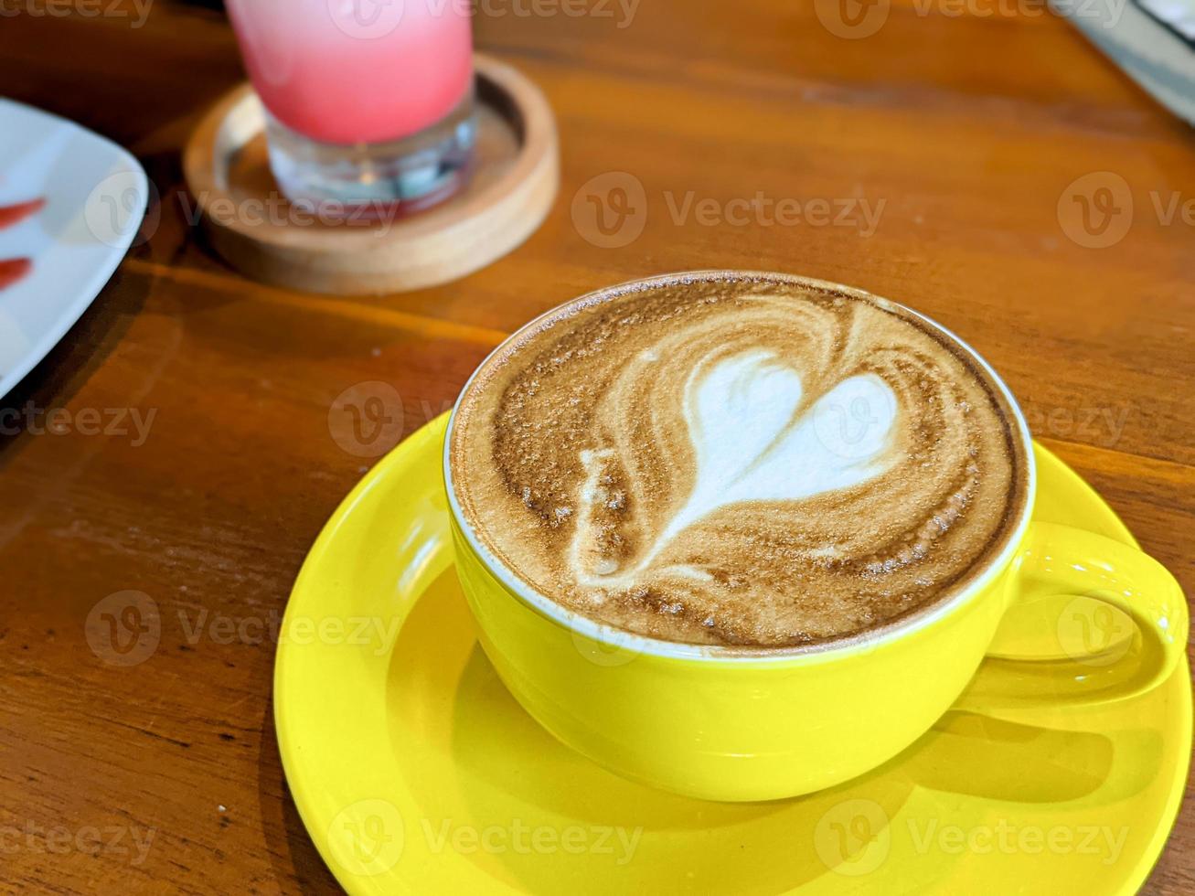 tazza di caffè latte macchiato su un' di legno tavolo foto