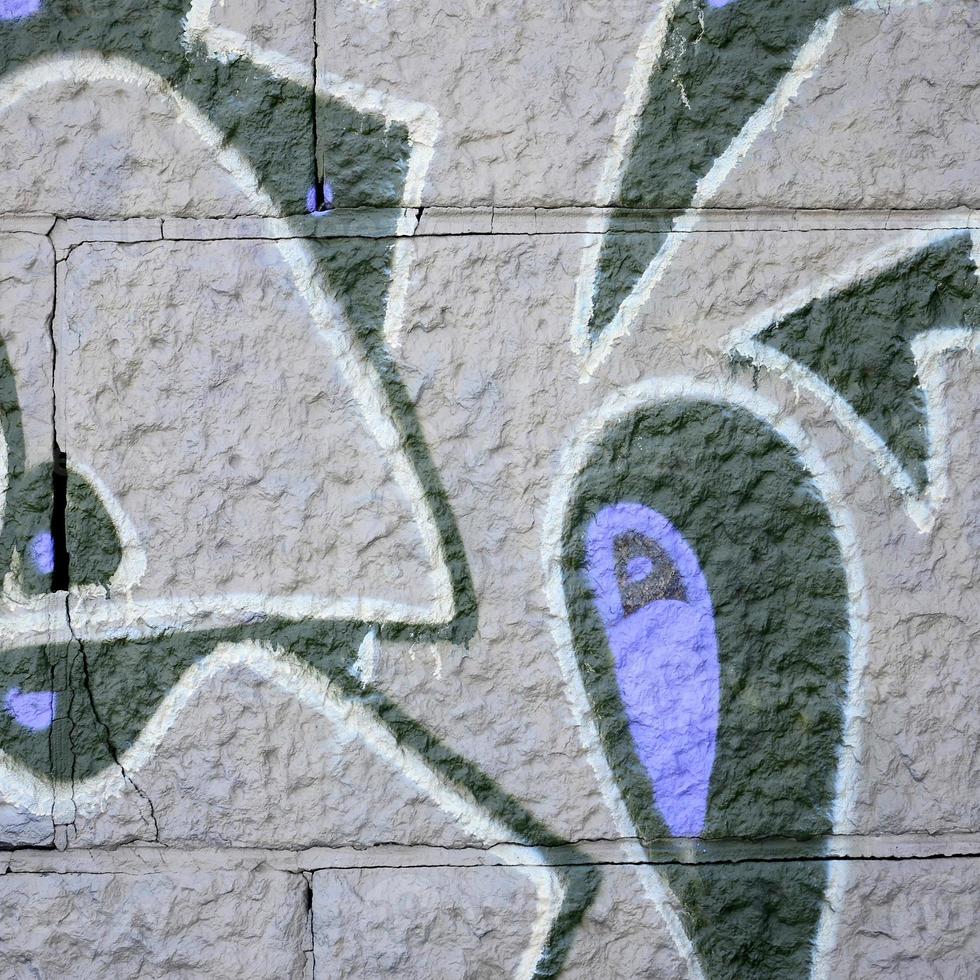 frammento di graffiti disegni. il vecchio parete decorato con dipingere macchie nel il stile di strada arte cultura. colorato sfondo struttura nel viola toni foto