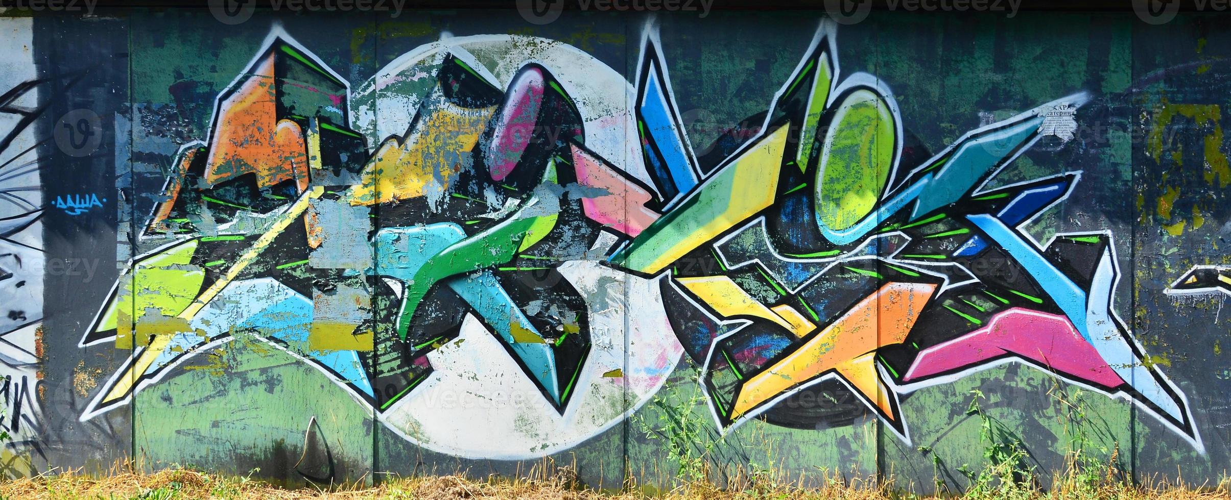 il vecchio parete, dipinto nel colore graffiti disegno con aerosol vernici. sfondo Immagine su il tema di disegno graffiti e strada arte foto