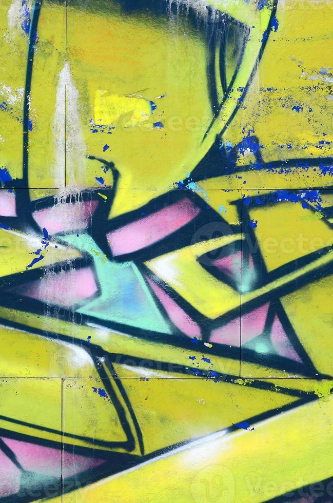 frammento di graffiti disegni. il vecchio parete decorato con dipingere macchie nel il stile di strada arte cultura. colorato sfondo struttura nel verde toni foto