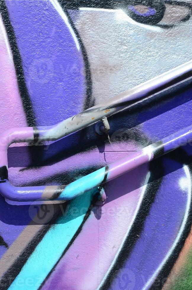 frammento di graffiti disegni. il vecchio parete decorato con dipingere macchie nel il stile di strada arte cultura. colorato sfondo struttura nel viola toni foto