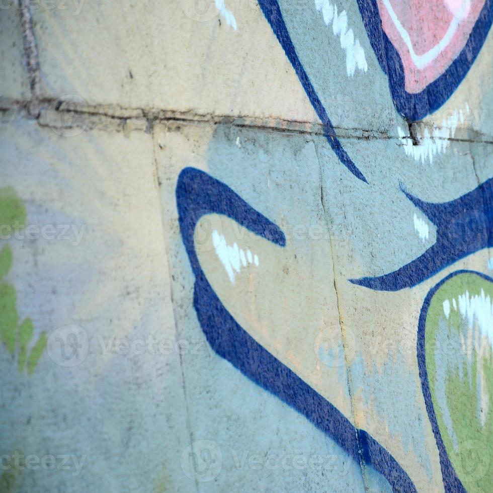 frammento di graffiti disegni. il vecchio parete decorato con dipingere macchie nel il stile di strada arte cultura. colorato sfondo struttura nel verde toni foto