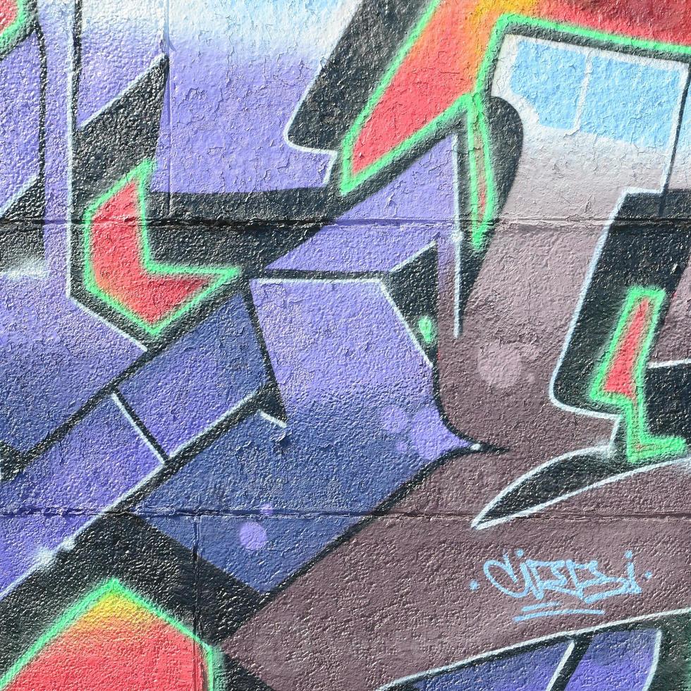 frammento di graffiti disegni. il vecchio parete decorato con dipingere macchie nel il stile di strada arte cultura. colorato sfondo struttura nel viola toni foto