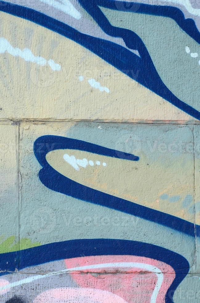 frammento di graffiti disegni. il vecchio parete decorato con dipingere macchie nel il stile di strada arte cultura. colorato sfondo struttura nel verde toni foto