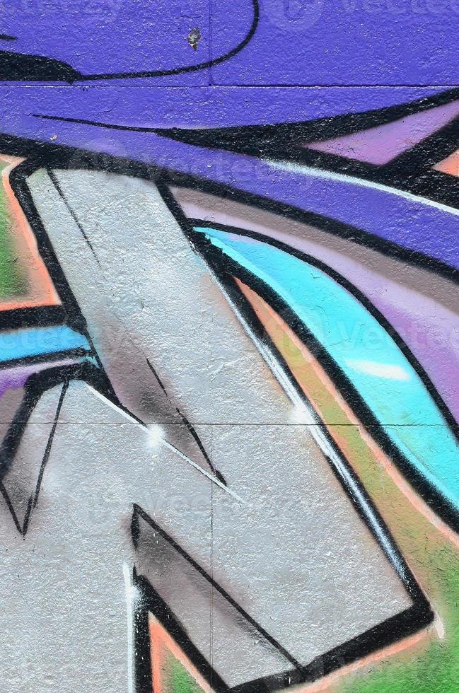 frammento di graffiti disegni. il vecchio parete decorato con dipingere macchie nel il stile di strada arte cultura. colorato sfondo struttura nel viola toni foto