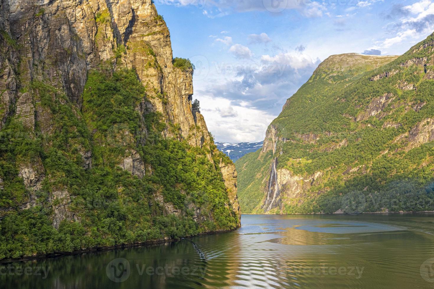 impressione a partire dal crociera nave su il modo attraverso geiranger fiordo nel Norvegia a Alba nel estate foto