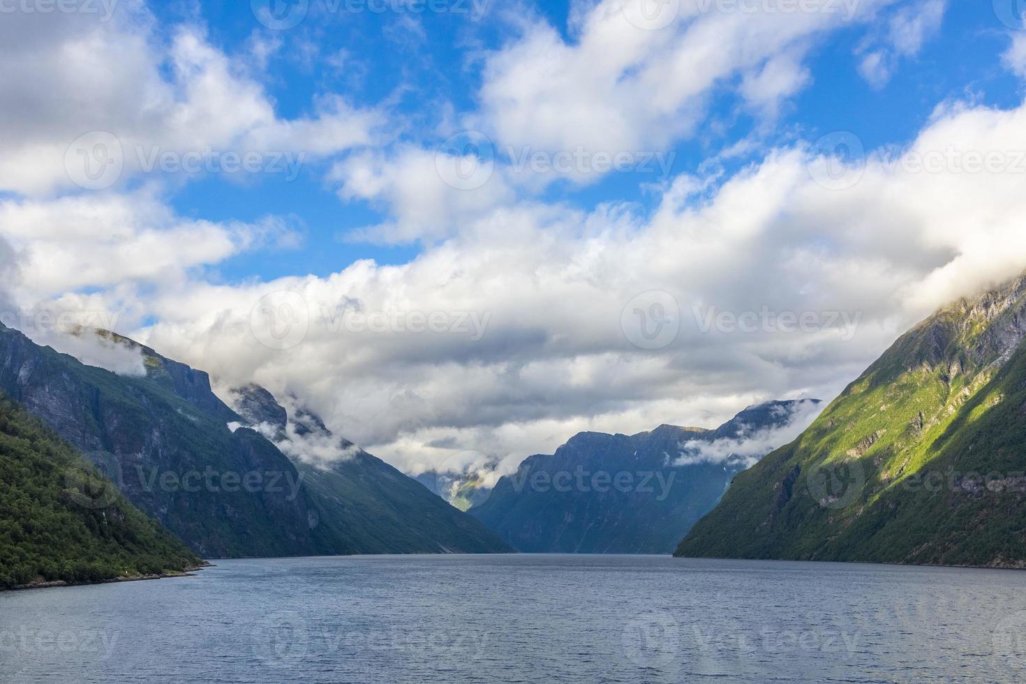 impressione a partire dal crociera nave su il modo attraverso geiranger fiordo nel Norvegia a Alba nel estate foto