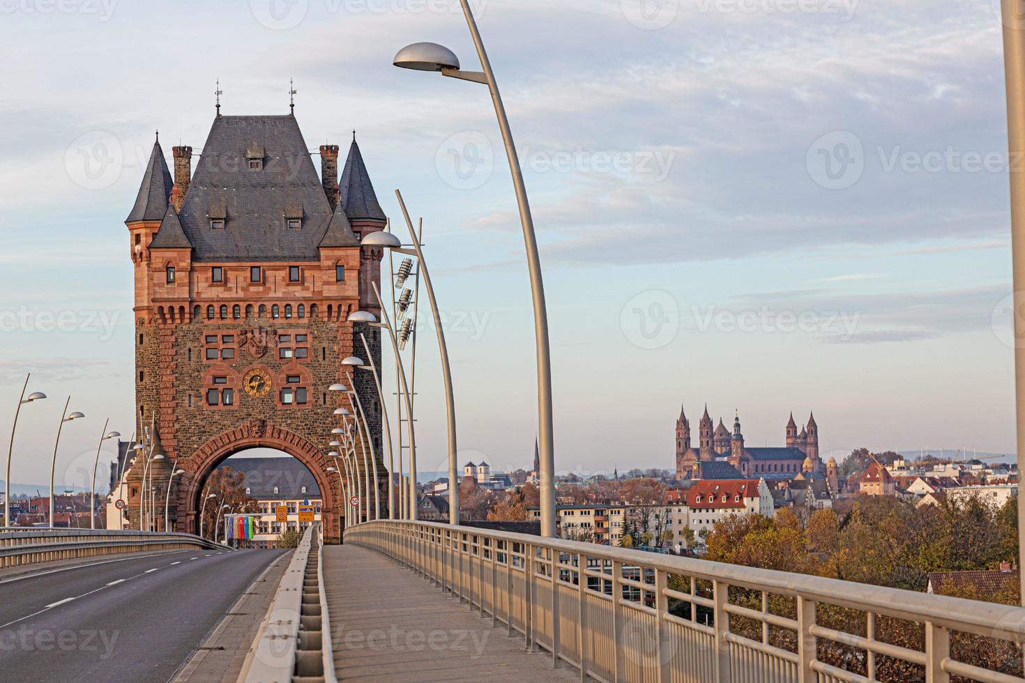 Visualizza di il nibelunghi Torre e nibelunghi ponte nel vermi senza traffico e persone foto