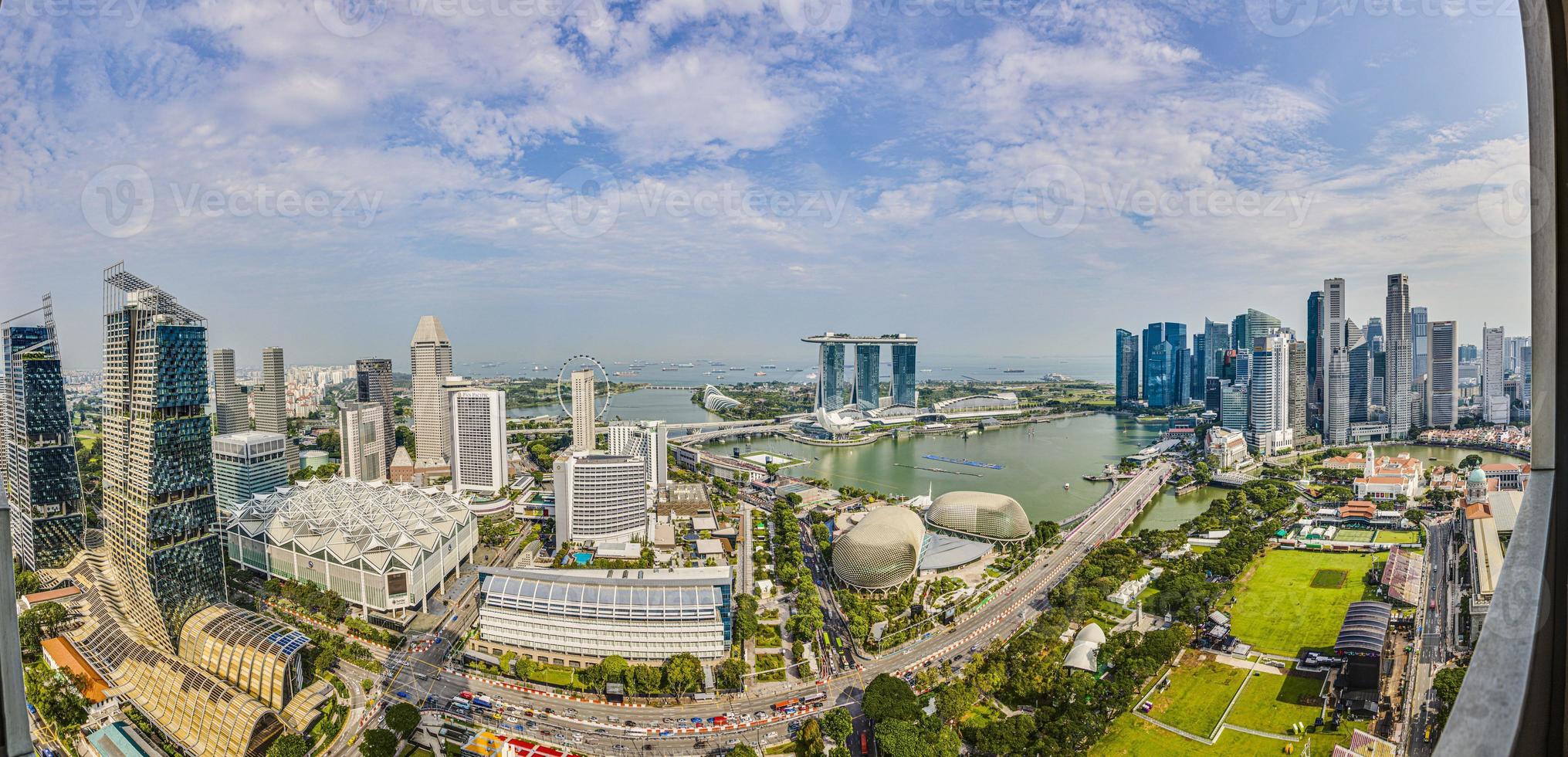 aereo panoramico immagine di Singapore orizzonte e giardini di il baia durante preparazione per formula 1 gara durante giorno nel autunno foto