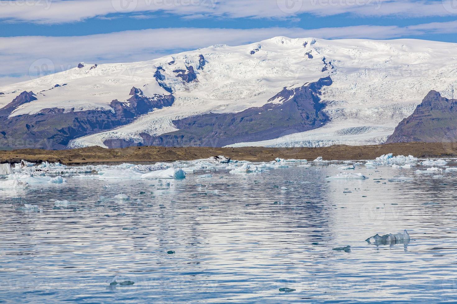 panoramico immagini al di sopra di joekularson ghiacciaio laguna con frizzante iceberg nel estate durante giorno foto