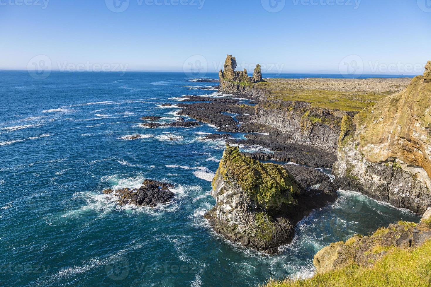 Visualizza su scogliera costa di Londrangar su snaefells penisola su Islanda nel estate foto