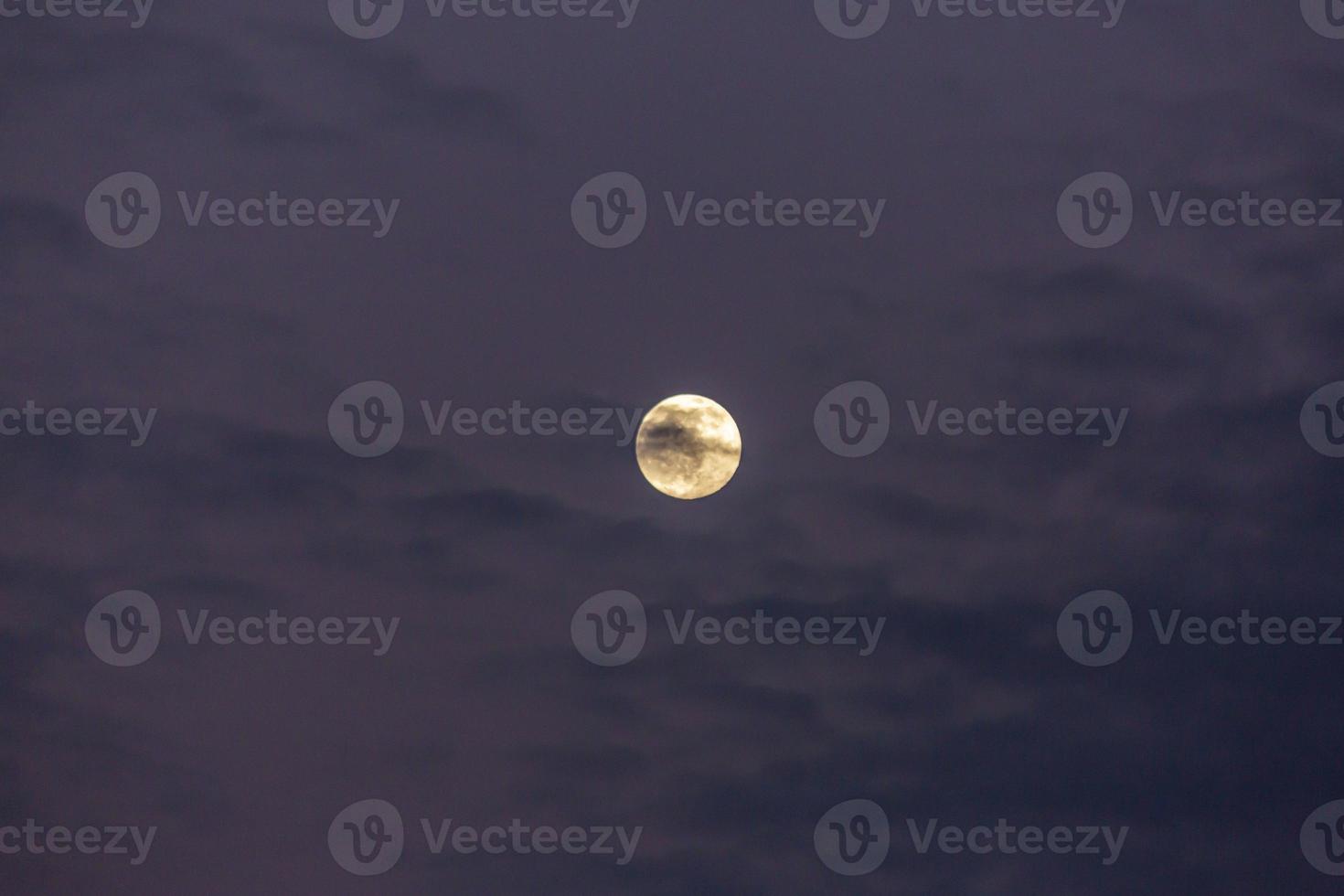 Immagine di pieno Luna contro colorato sera cielo con leggero nuvole foto